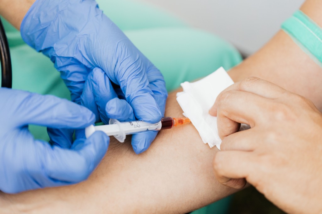 Comparison — single blood test snapshot vs tracked symptom pattern over time
